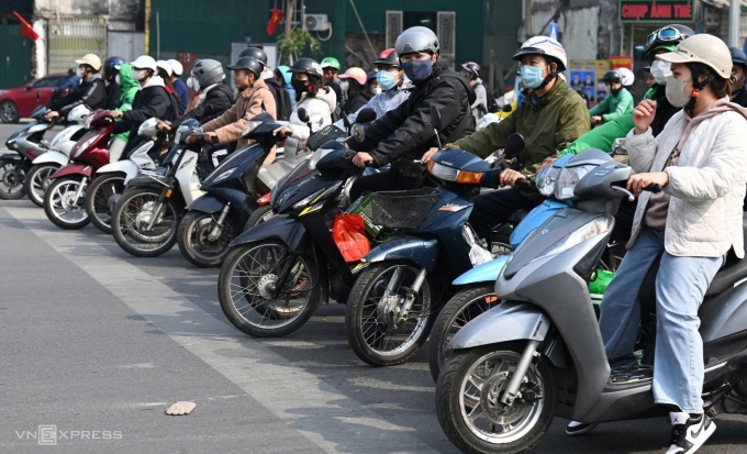 Motorbike riders seen in Hanoi, Photo by VnExpress/Giang Huy