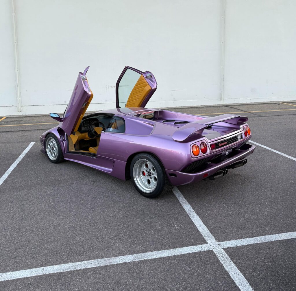 Lamborghini Diablo [4056x3984]