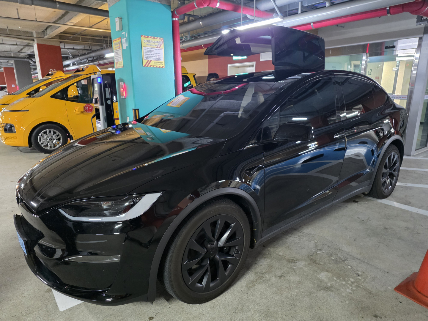 A Tesla Model X vehicle equipped with the latest supervised Full Self-Driving system [KIM HYO-SEONG]