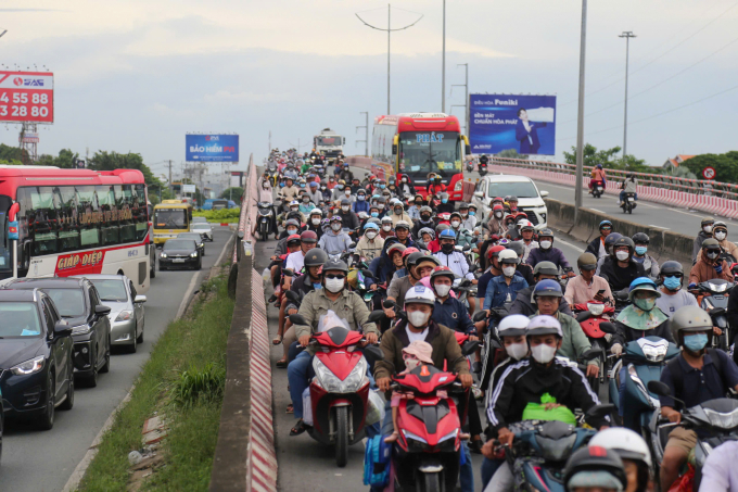Heavy traffic in Binh Chanh District, southern Vietnam. Photo by VnExpress/Dinh Van