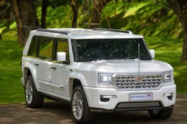 The "Garuda Limousine" is an official vehicle for the President of Indonesia, developed by the state-owned company PT Pindad. Based on a KGM-Ssangyoung Rexton/Musso chassis and used a 2.2 litre turbo diesel engine paired 8 speed automatic
