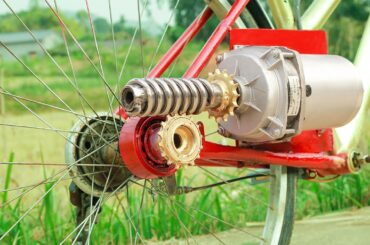 With only 1 24v motor, the farmer turned his bicycle into an electric car.