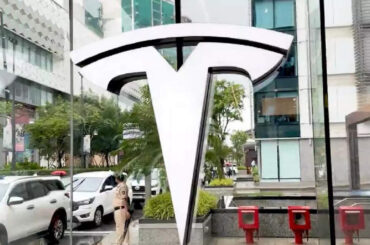 Google’s top executive Jeff Dean says Tesla does not have anywhere near volume of rider-only autonomous miles that Waymo has; Elon Musk responds: ‘Waymo never really …’