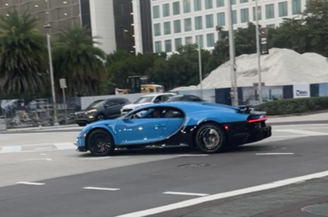 [Bugatti Chiron] cruising on Brickell Ave