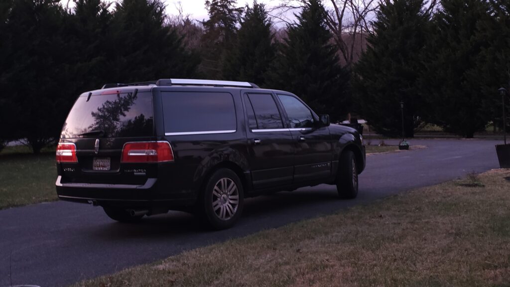 [8160x4592] 2012 Lincoln Navigator in a Winter Afternoon