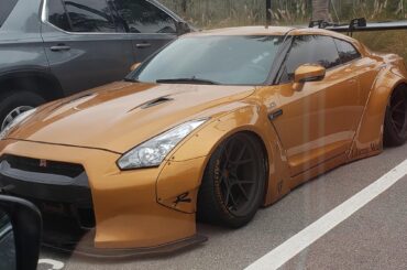 [Nissan GTR] spotted in Florida, love the wide body kit