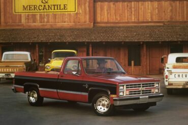 For the entirety of its 1973 to 1987 run, 1/2-ton GM Square Body pick-ups only came in regular cab configuration. There was no intermediate Extended Cab for this generation, and a crew cab required you to step up to a 3/4 or 1-ton model