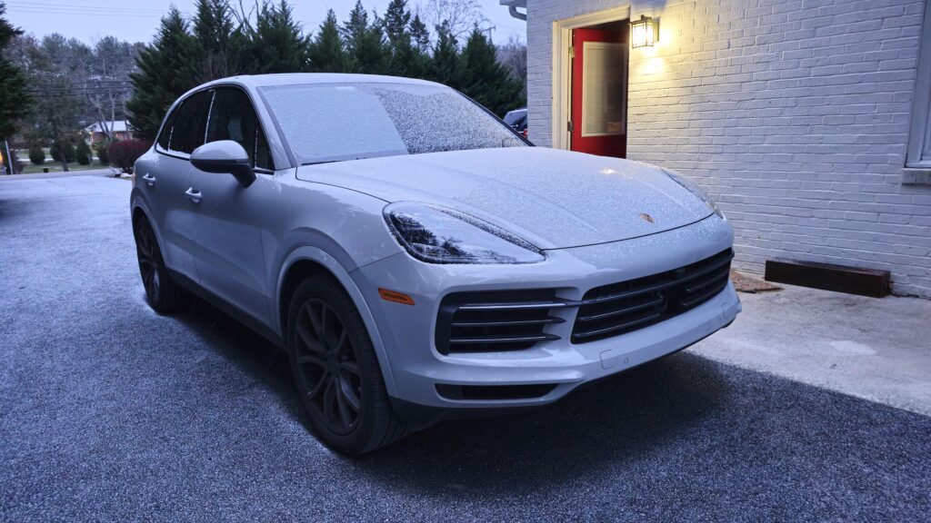 [8160x4592] Porsche Cayenne in the Snow