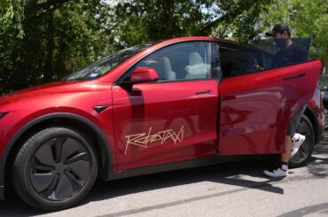 A rider boards a driverless Tesla robotaxi, a ride-booking service, Sunday, June 22, 2025, in Austin, Texas. (AP Photo/Eric Gay)