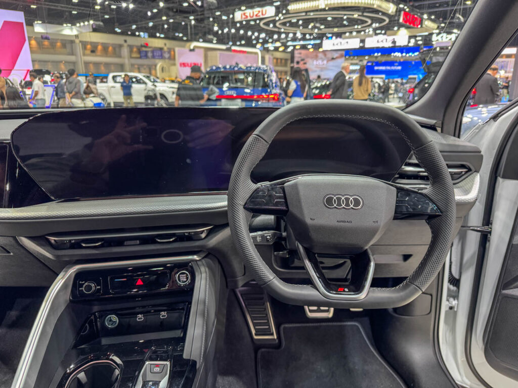 Audi Q5 Sportback e-Hybrid steering infotainment