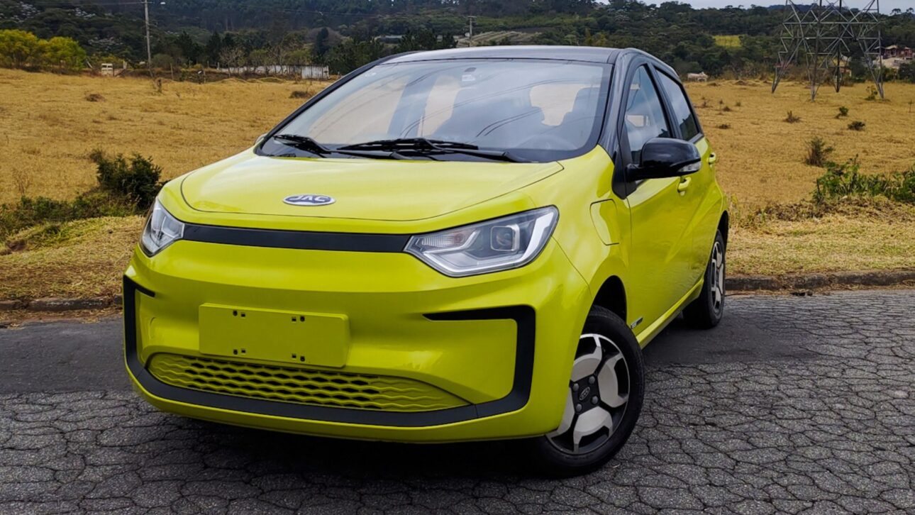 Veja quais carros mais desvalorizaram no Brasil em 2025, segundo a Tabela Fipe, com perdas que chegam a mais de R$ 75 mil em apenas um ano.