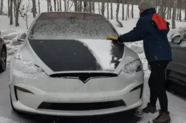 Oregon man who put his own DIY solar panels on his Tesla Model X tests how much range he can get during a snowstorm