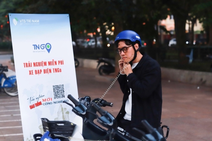 A rider experiences the public electric bikes on Dec. 2, 2025. Photo by VnExpress/Quynh Nguyen