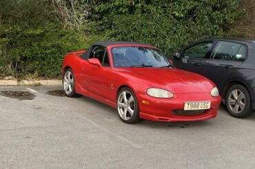 A tasty little [Mazda MX5] i spotted at the gym today