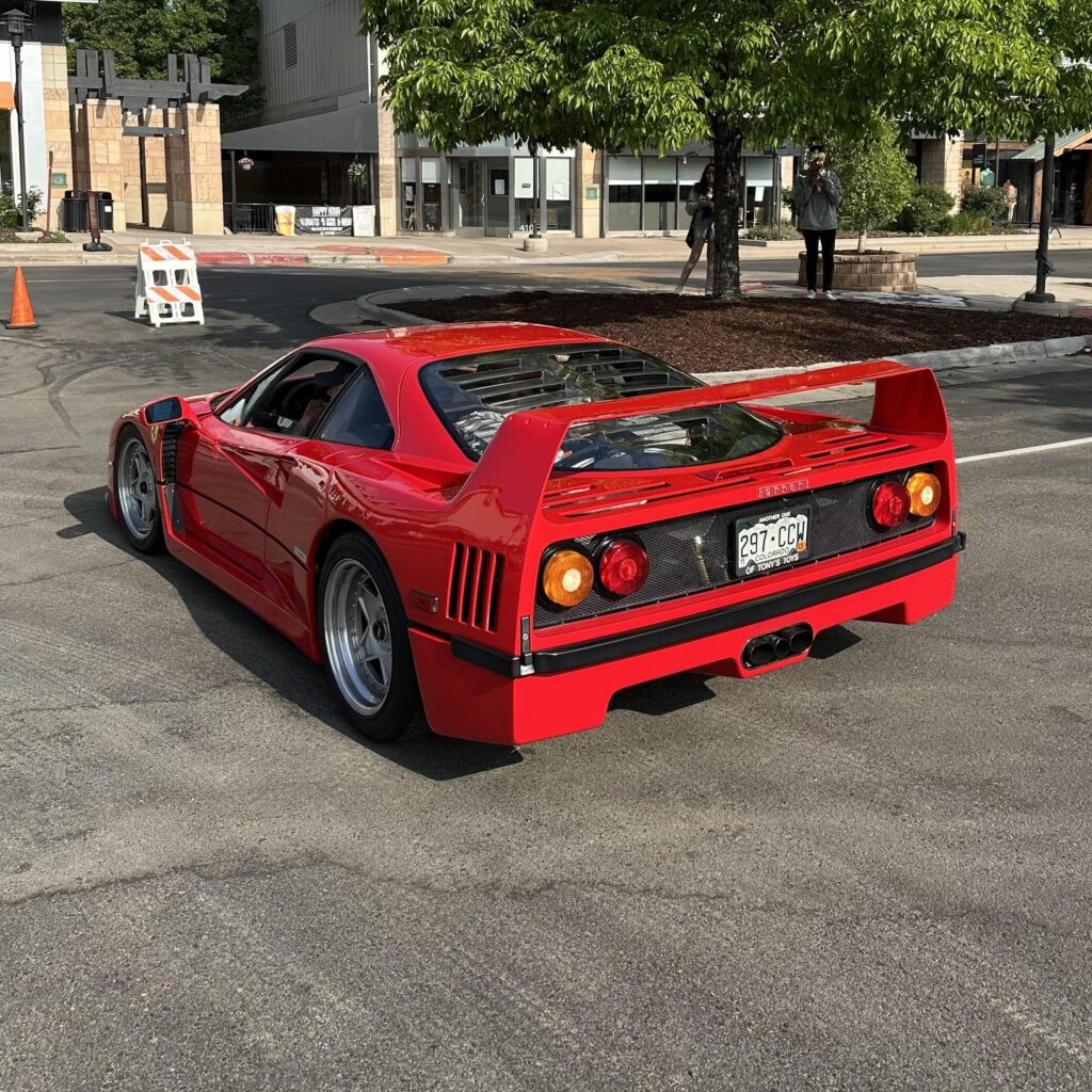 Ferrari F40 [2464x2464]