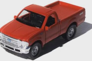 Ever notice 3/4 and 1-ton pick-ups almost never come in regular cab, short box configuration? I don't even know if this Super Duty toy represents a setup that existed from the factory