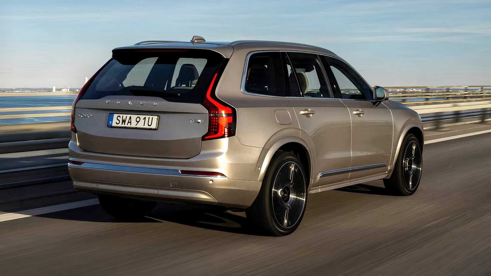 2025 Volvo XC90 T8 Ultra being driven on road