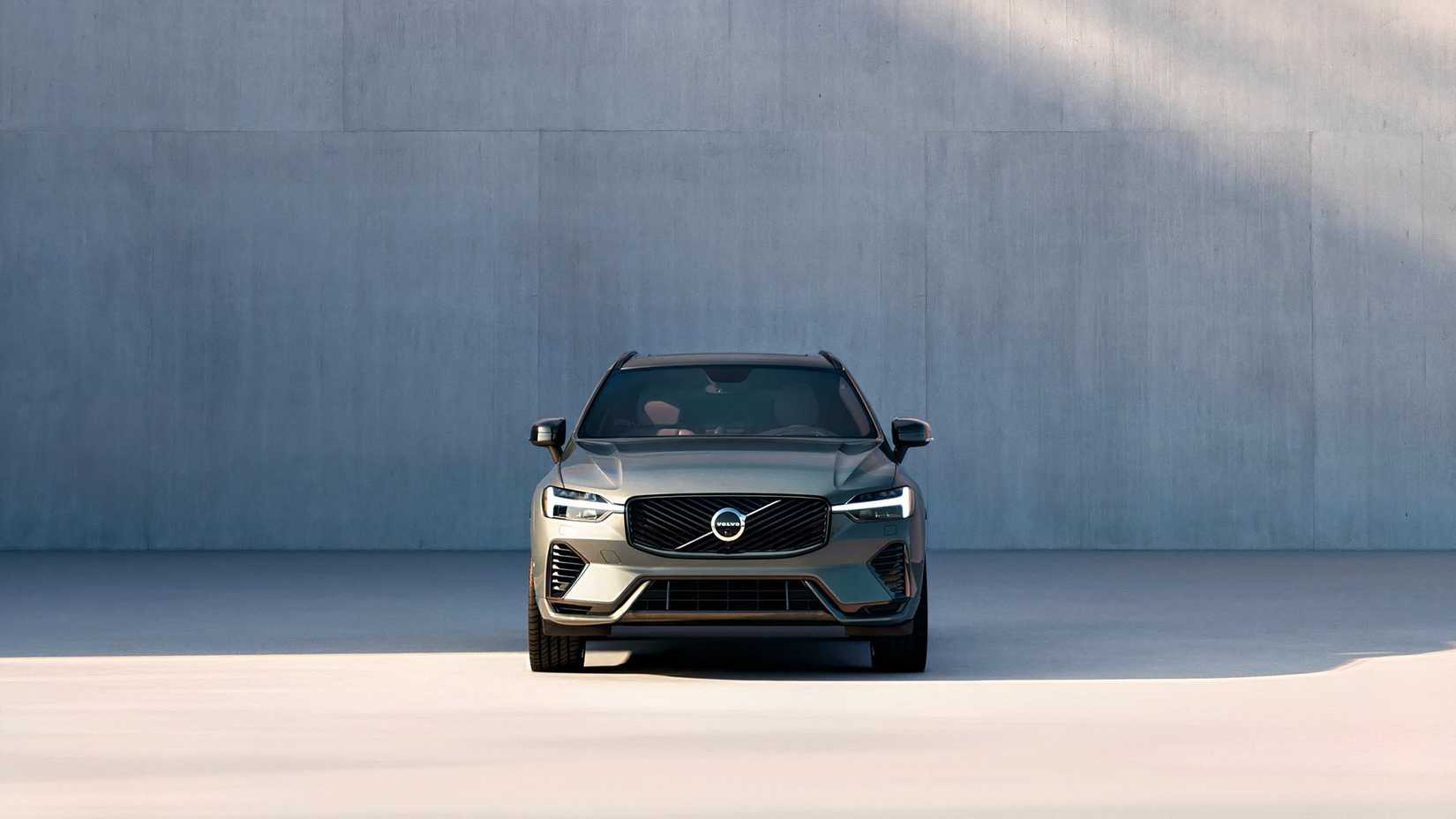 2026 Volvo XC60 T8 Ultra in gray parked