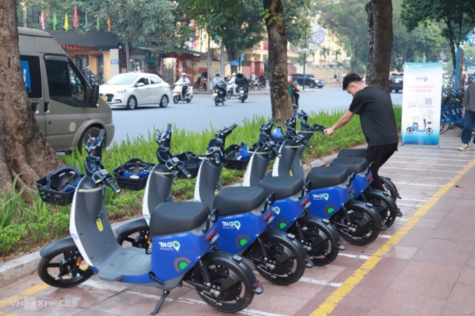 The newly introduced public electric bikes at a station in Hanoi city center on Dec. 2, 2025. Photo by VnExpress/Nga Thanh