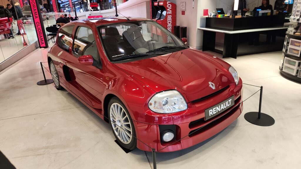 [Renault Clio V6] exposed at the Champs-Élysées