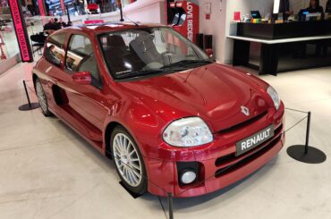 [Renault Clio V6] exposed at the Champs-Élysées