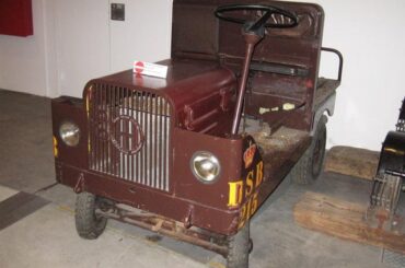 this is the (hans hviids maskinfabrik.) hmf golf cart ish vehicle. that was used to transport post from post wagons at the train-station to the post-office