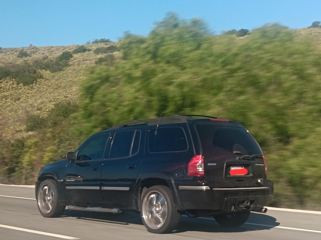 [Isuzu Ascender V8] spotted in Ventura County, extremely rare rebadge of GM's infamous GMT360 platform.