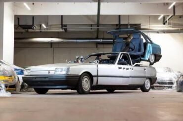 1986 Renault 21 ex Lévy and Goliath, which appeared in a movie with the same name, apparently you drive it from the open seat in the blue back half on top