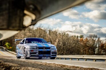 Under the guardrail, R34 tribute car. [3840x2160]