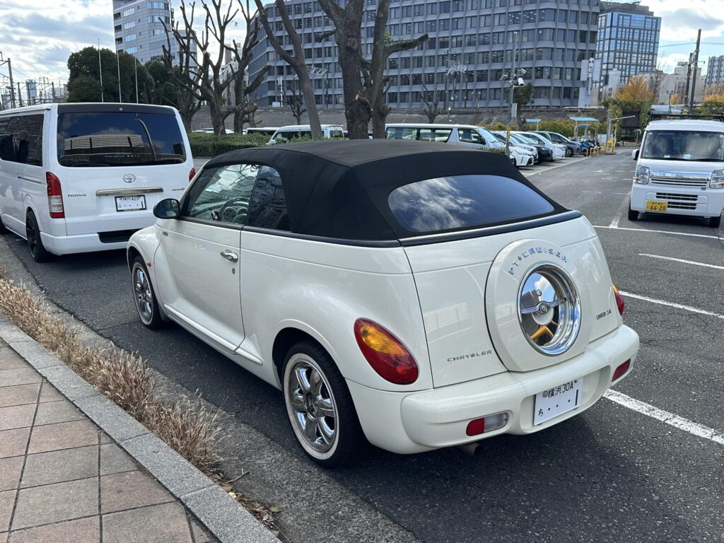 [Chrysler PT Cruiser] spotted as soon as I got off gbe Shinkansen in Osaka