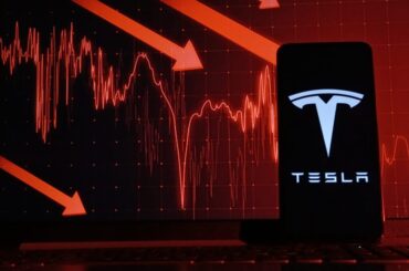 Tesla (TSLA) Stock: Dips Amid Investor Uncertainty Over EV and AI Outlook