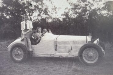 What is this car in old family photo?