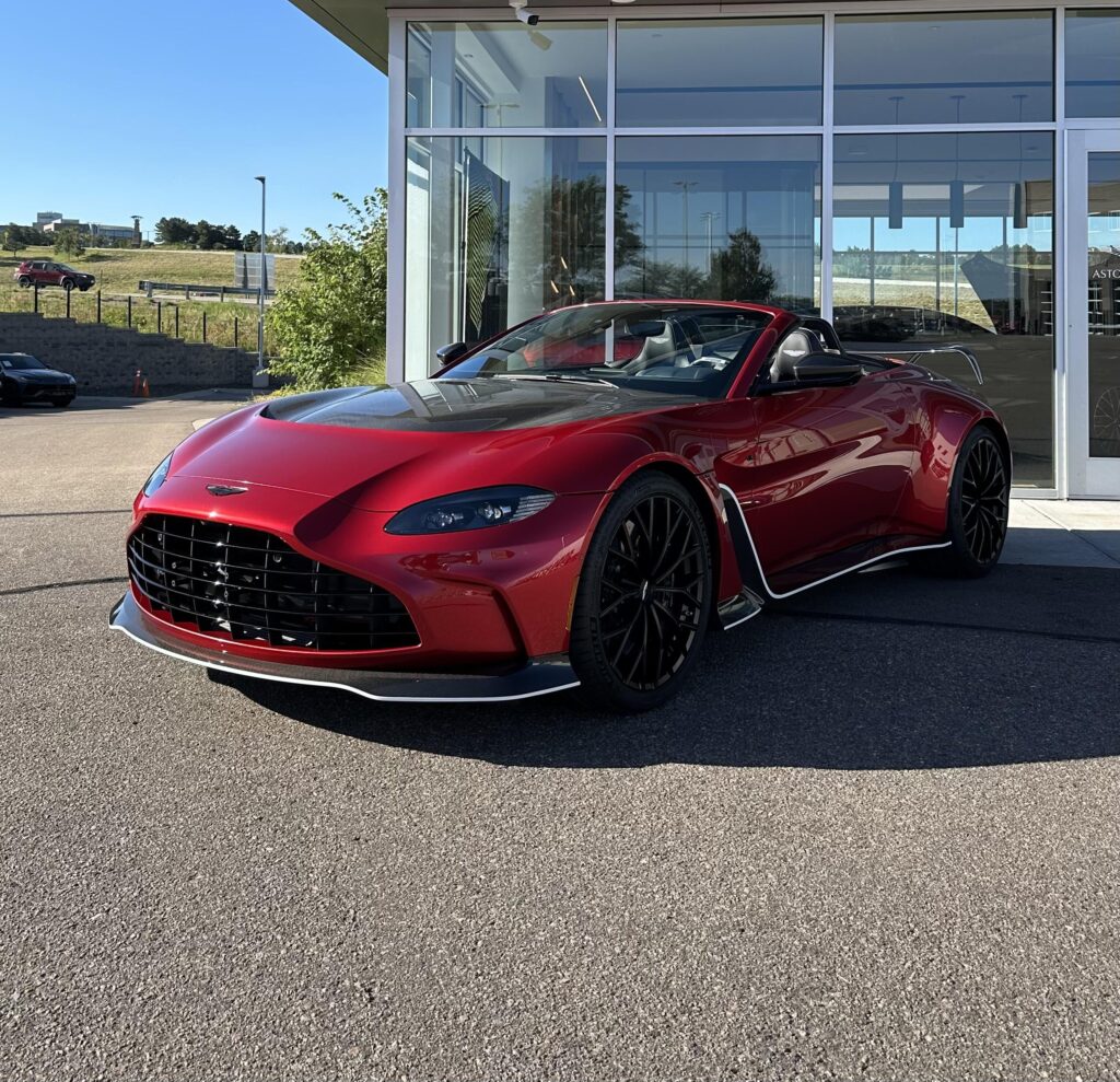 Aston Martin V12 Vantage Roadster [2457x2373]