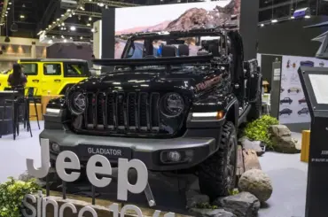 Stellantis ends U.S. PHEV sales, pivots to hybrids, EREVs