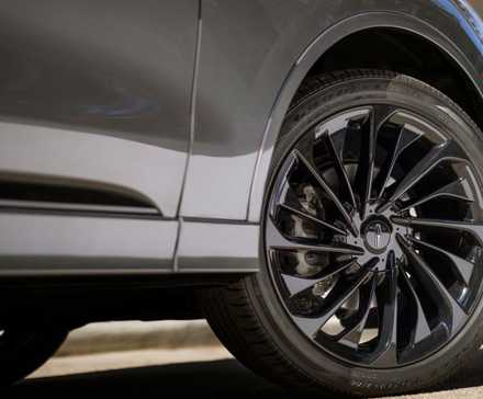 Close-up shot of the alloy wheel on a gray 2025 Lincoln Aviator.