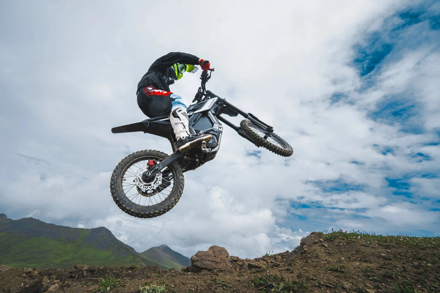 The Xaber 300 gets three selectable power modes that simulate 150cc, 200cc and 300cc gas bikes