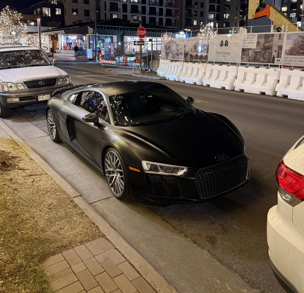 Audi R8 [4142x3994]