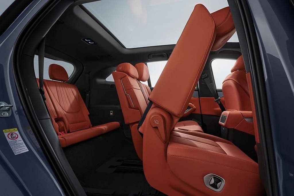 BYD SEALION 8 third row seating and cargo space