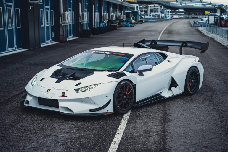 Race cars without all of the stickers are just so bad ass! (Huracan Super Trofeo EVO1) [1728 x 1152]