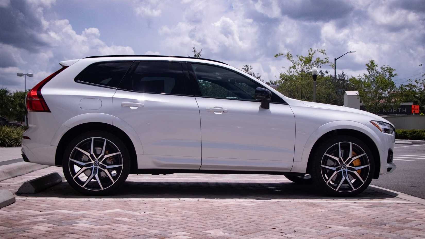 2019 Volvo XC60 Hybrid Side