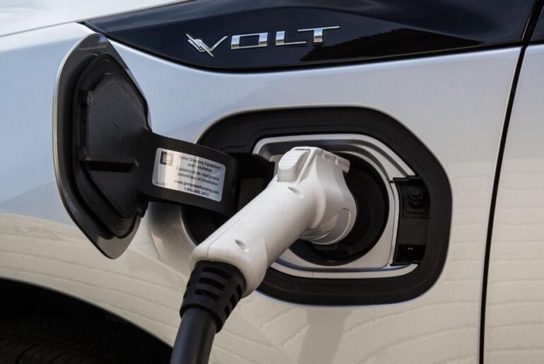 PHEV drivers "don't plug them in", says GM CEO