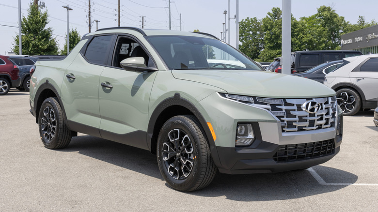 Indianapolis - June 10, 2023: Hyundai Santa Cruz display at a dealership. Hyundai offers the Santa Cruz in SE, SEL, SEL Premium and Limited models.