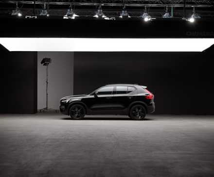 Side profile shot of a 2025 Volvo XC40