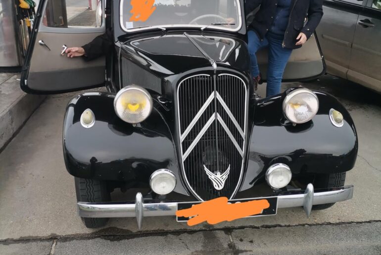 [Citroën Traction Avant] spotted refueling!