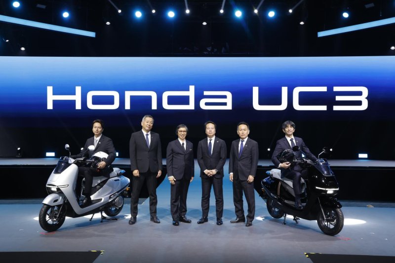 Mr Shimizu, second left, and Mr Mihara, third right, launch Thai Honda's first electric motorcycle in Bangkok.