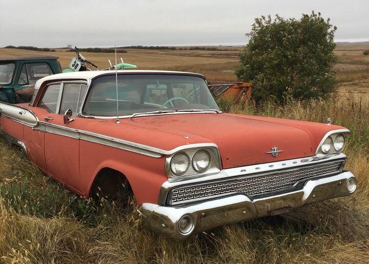 Anyone else fascinated with the Canadian automotive scene in the 1950s? This is a 1959 Meteor Rideau. These were sold through Canadian Ford dealerships between 1954 and 1961 and then 1965-1976. Highly doubt many are left nowadays.
