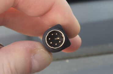 Does anyone know what kind of screen I can connect to this cable?