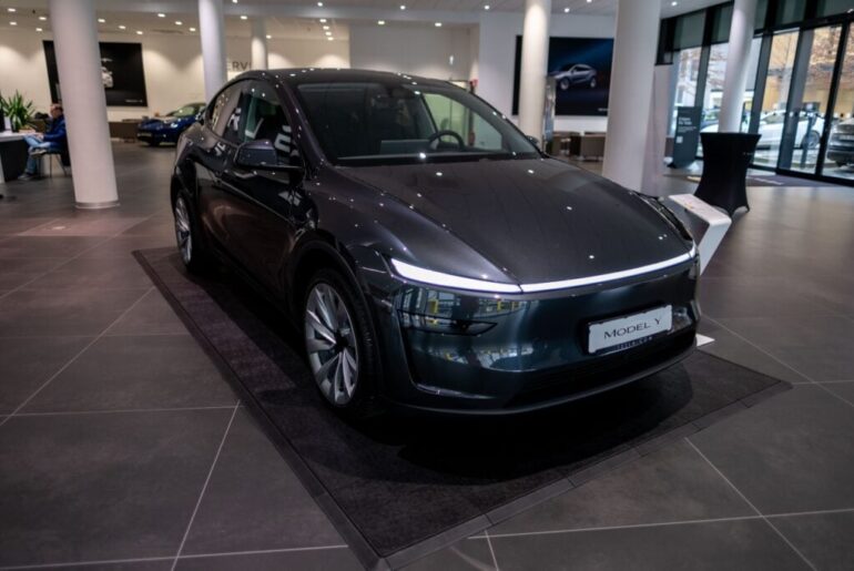 YouTuber MKBHD Hails Tesla Model Y Performance, Calls EV Giant's Self-Driving Technology 'The Best' - Tesla (NASDAQ:TSLA)