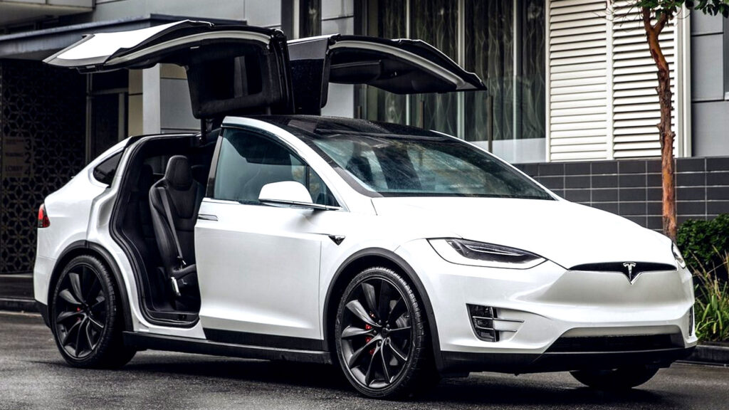  They Lost Four Family Members In A Tesla Crash And Blame Autosteer