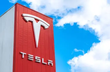 Tesla (TSLA) Stock Climbs 3% on Trump Praise Despite Delivery Miss and Robot Delays